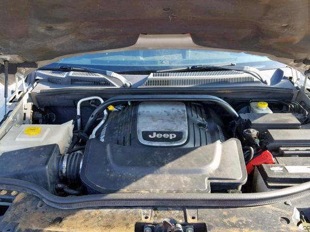 1J8HH68258C117077 - 2008 JEEP COMMANDER BEIGE photo 7