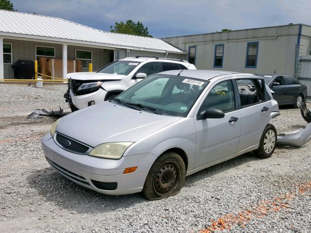 1FAFP34N15W300721 - 2005 FORD FOCUS ZX4 SILVER photo 2