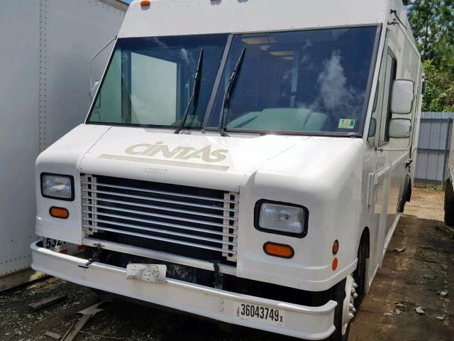 4UZAANBW62CJ66987 - 2002 FREIGHTLINER CHASSIS M WHITE photo 2