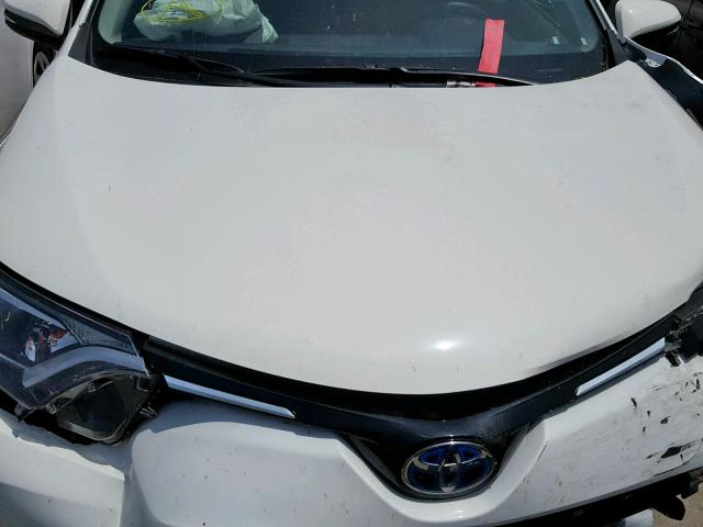 JTMRJREV6JD227765 - 2018 TOYOTA RAV4 HV LE WHITE photo 7