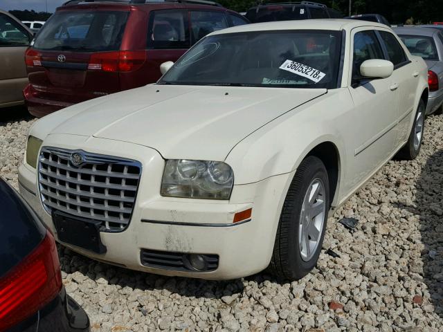 2C3JA53G85H566664 - 2005 CHRYSLER 300 TOURIN CREAM photo 2