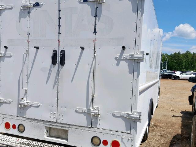 4UZAANBW27CY45002 - 2007 FREIGHTLINER CHASSIS M WHITE photo 4