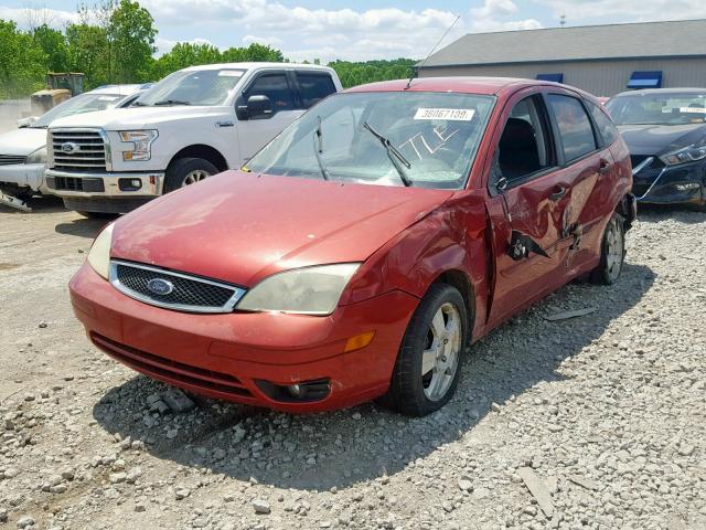 3FAFP37N55R104750 - 2005 FORD FOCUS ZX5 RED photo 2