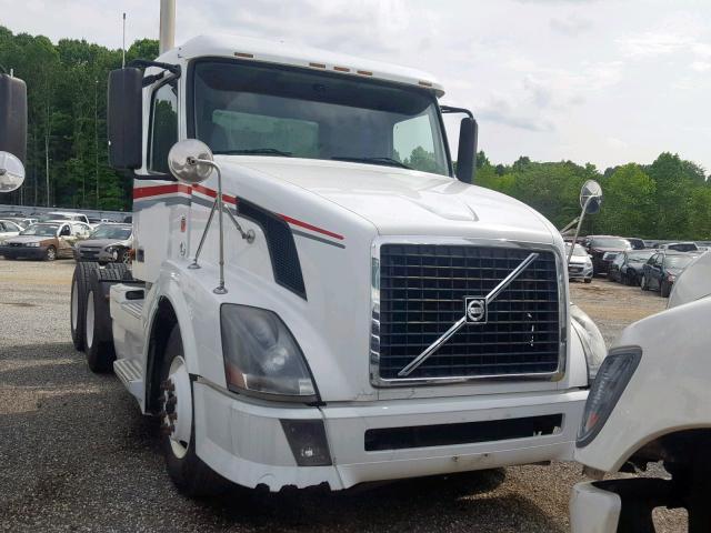 4V4NC9GF17N478893 - 2007 VOLVO VN VNL WHITE photo 1