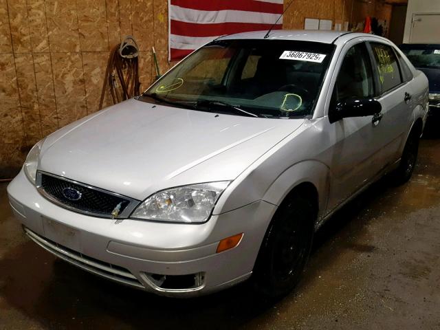 1FAFP34N37W229914 - 2007 FORD FOCUS ZX4 SILVER photo 2