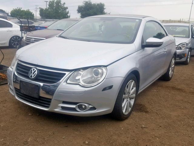 WVWBW7AH3BV004523 - 2011 VOLKSWAGEN EOS KOMFOR SILVER photo 2