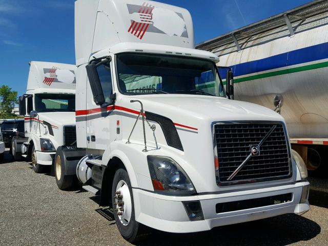 4V4N19EG99N280602 - 2009 VOLVO VN VNL WHITE photo 1