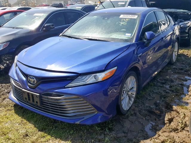 4T1B21HK1JU502262 - 2018 TOYOTA CAMRY HYBR BLUE photo 2