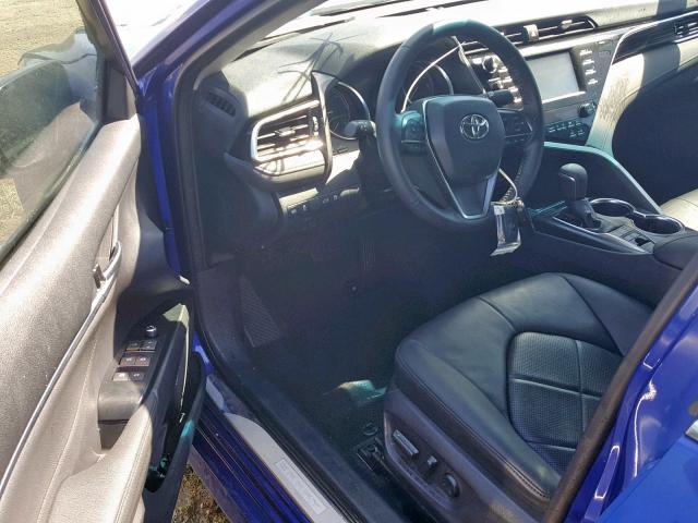 4T1B21HK1JU502262 - 2018 TOYOTA CAMRY HYBR BLUE photo 9