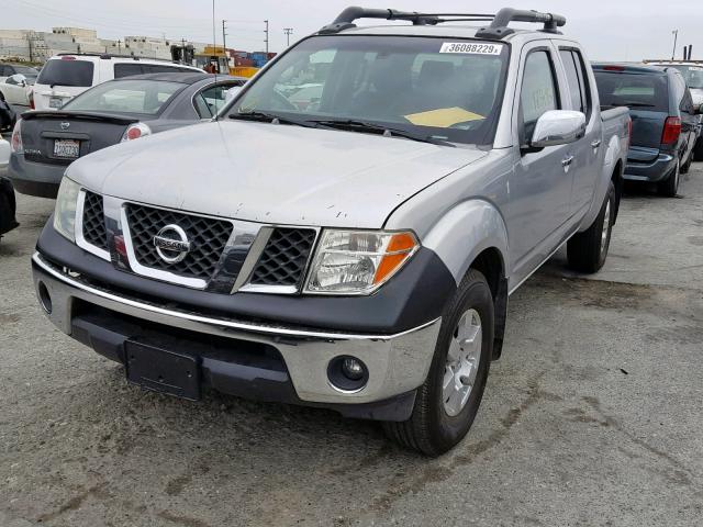 1N6AD07W76C445939 - 2006 NISSAN FRONTIER C SILVER photo 2