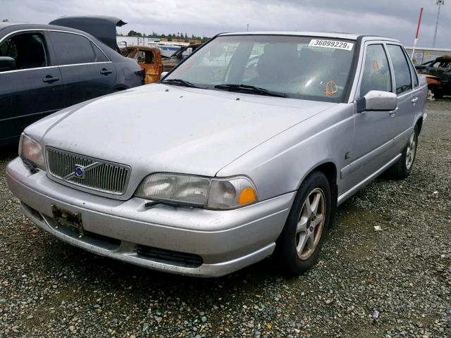 YV1LS55A5X1604017 - 1999 VOLVO S70 GRAY photo 2