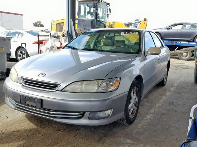 JT8BF28G2Y5084758 - 2000 LEXUS ES 300 SILVER photo 2