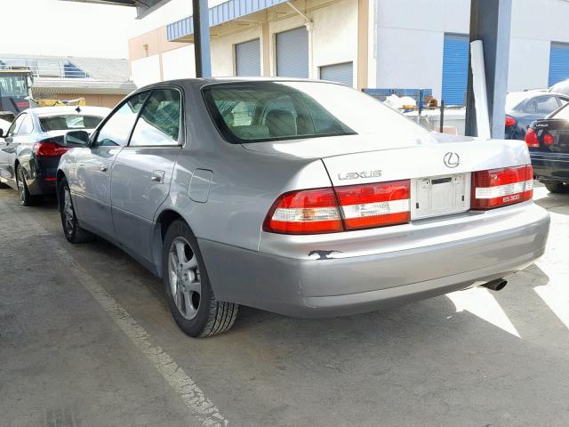 JT8BF28G2Y5084758 - 2000 LEXUS ES 300 SILVER photo 3