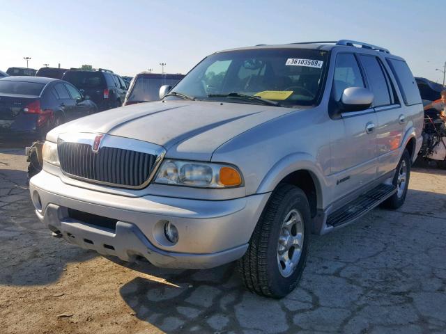 5LMFU28A1YLJ17385 - 2000 LINCOLN NAVIGATOR 银色 照片 2