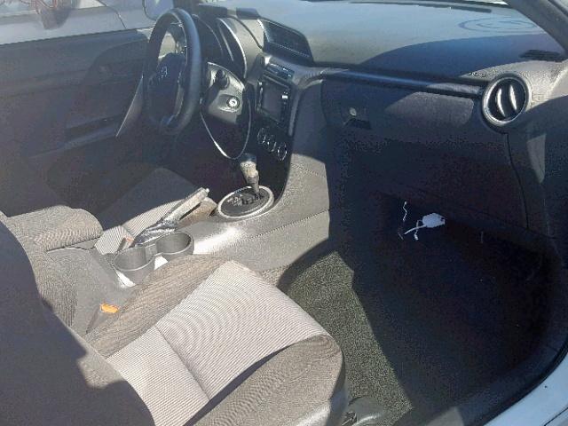 JTKJF5C73F3090608 - 2015 TOYOTA SCION TC WHITE photo 5