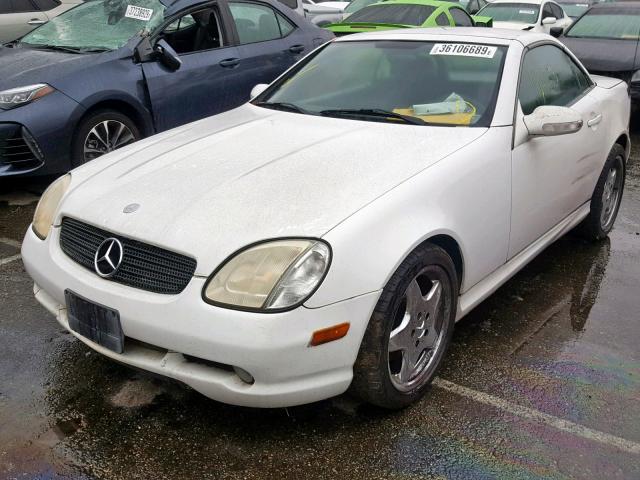 WDBKK65F61F177345 - 2001 MERCEDES-BENZ SLK 320 WHITE photo 2