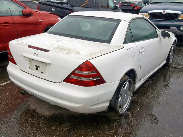 WDBKK65F61F177345 - 2001 MERCEDES-BENZ SLK 320 WHITE photo 4