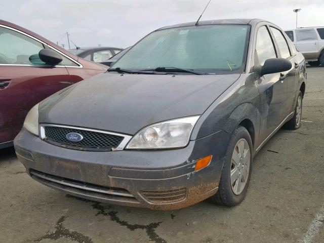 1FAHP34N06W201916 - 2006 FORD FOCUS ZX4 GRAY photo 2