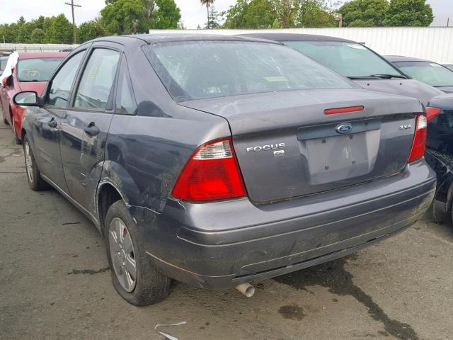 1FAHP34N06W201916 - 2006 FORD FOCUS ZX4 GRAY photo 3