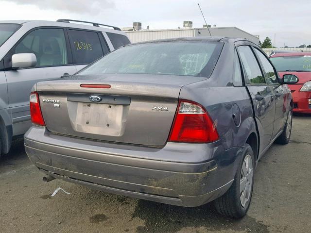 1FAHP34N06W201916 - 2006 FORD FOCUS ZX4 GRAY photo 4