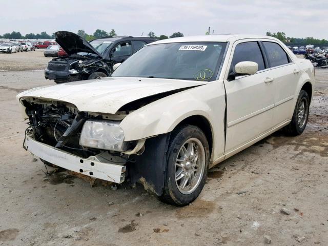 2C3JA53G15H612447 - 2005 CHRYSLER 300 TOURIN WHITE photo 2