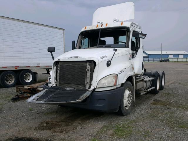 1FUJGECKX9LAG3989 - 2009 FREIGHTLINER CASCADIA 1 WHITE photo 2