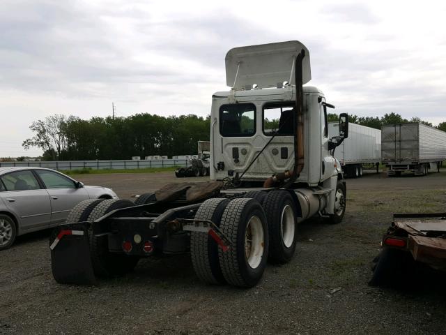 1FUJGECKX9LAG3989 - 2009 FREIGHTLINER CASCADIA 1 WHITE photo 4