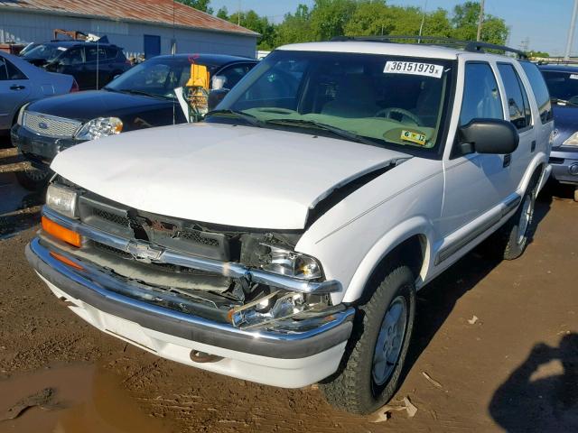 1GNDT13W9Y2291801 - 2000 CHEVROLET BLAZER WHITE photo 2