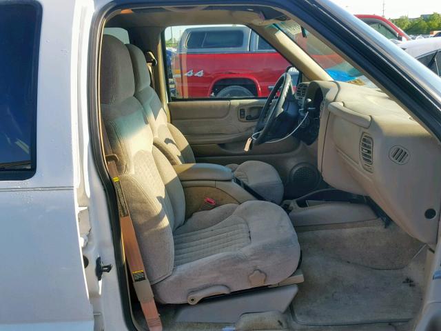 1GNDT13W9Y2291801 - 2000 CHEVROLET BLAZER WHITE photo 5