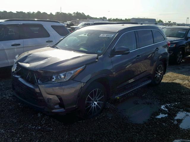 5TDKZRFH7HS508393 - 2017 TOYOTA HIGHLANDER GRAY photo 2