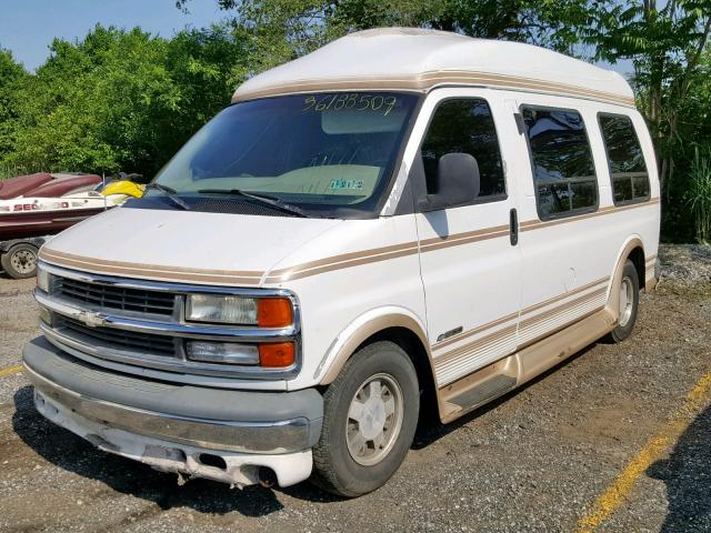 1GBFG15R0V1091750 - 1997 CHEVROLET EXPRESS G1 WHITE photo 2