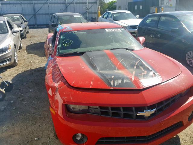 2G1FE1ED4B9204749 - 2011 CHEVROLET CAMARO LS RED photo 9