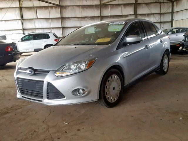 1FAHP3F24CL377786 - 2012 FORD FOCUS SE SILVER photo 2