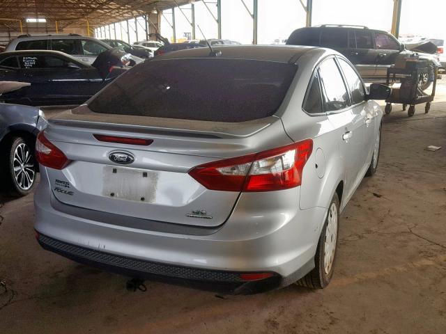 1FAHP3F24CL377786 - 2012 FORD FOCUS SE SILVER photo 4