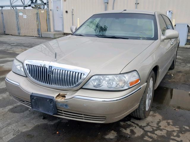 1LNHM82W37Y638029 - 2007 LINCOLN TOWN CAR S GOLD photo 2