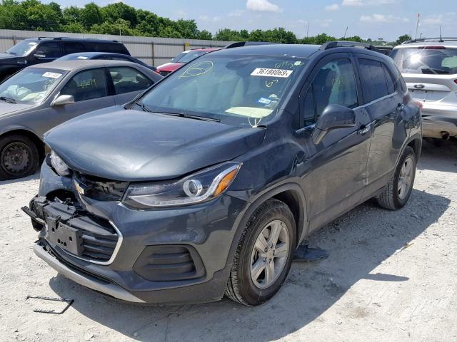 KL7CJLSB5JB677218 - 2018 CHEVROLET TRAX 1LT GRAY photo 2