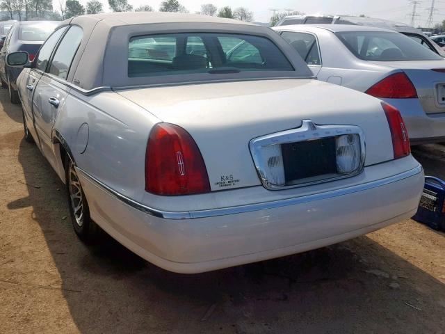 1LNHM82W82Y662304 - 2002 LINCOLN TOWN CAR S WHITE photo 3