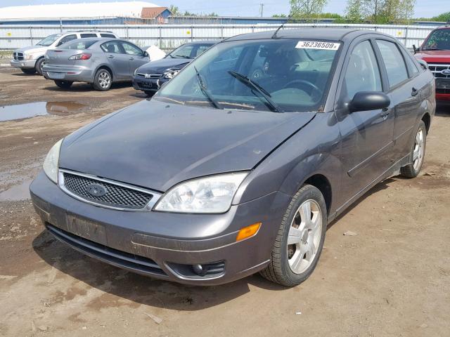 1FAFP34N45W200001 - 2005 FORD FOCUS ZX4 GRAY photo 2