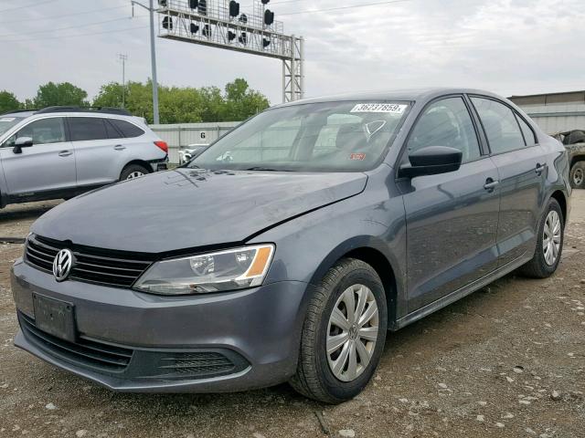 3VW2K7AJ2EM353960 - 2014 VOLKSWAGEN JETTA BASE Մոխրագույն լուսանկար 2