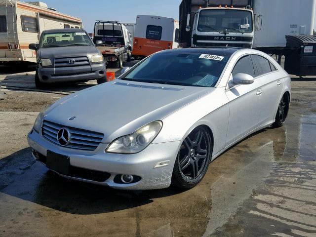 WDDDJ72X37A086514 - 2007 MERCEDES-BENZ CLS 550 SILVER photo 2