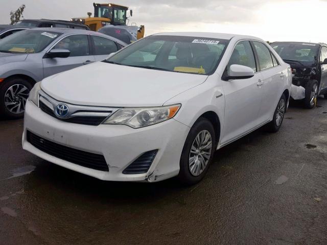 4T1BD1FK1DU076798 - 2013 TOYOTA CAMRY HYBR WHITE photo 2