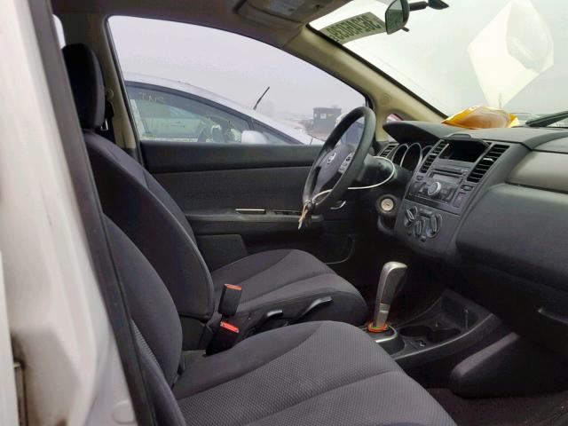 3N1BC11E88L426312 - 2008 NISSAN VERSA S WHITE photo 5