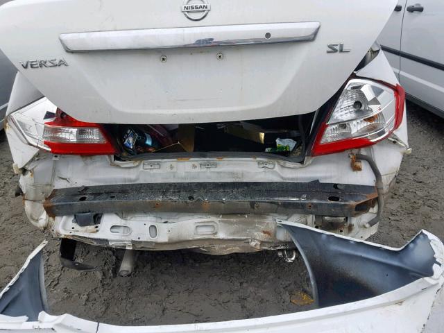 3N1BC11E88L426312 - 2008 NISSAN VERSA S WHITE photo 9