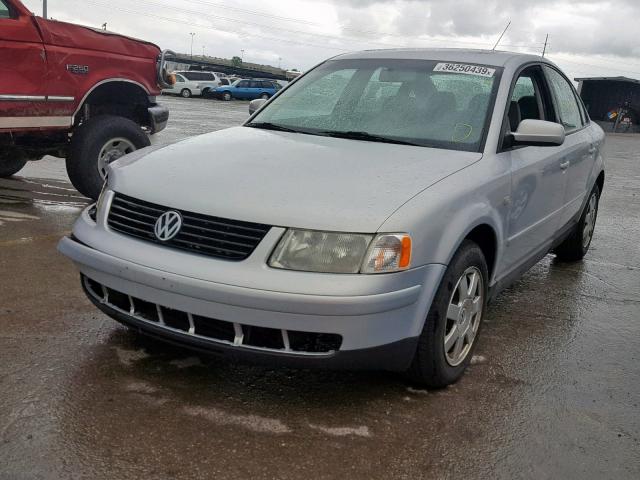 WVWTH23B8YE285284 - 2000 VOLKSWAGEN PASSAT GLS SILVER photo 2