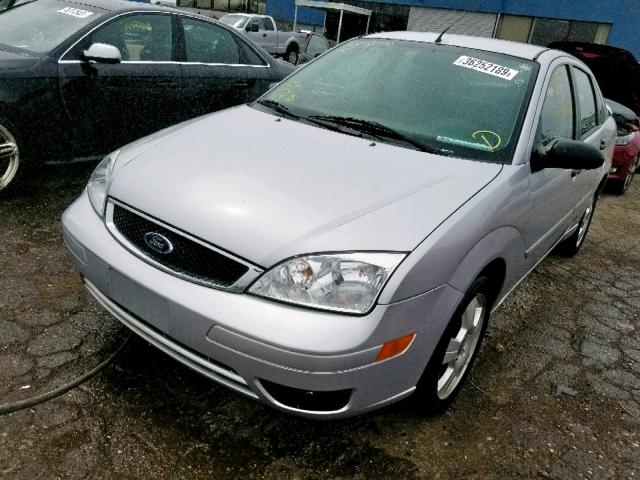 1FAHP34N56W217755 - 2006 FORD FOCUS ZX4 SILVER photo 2