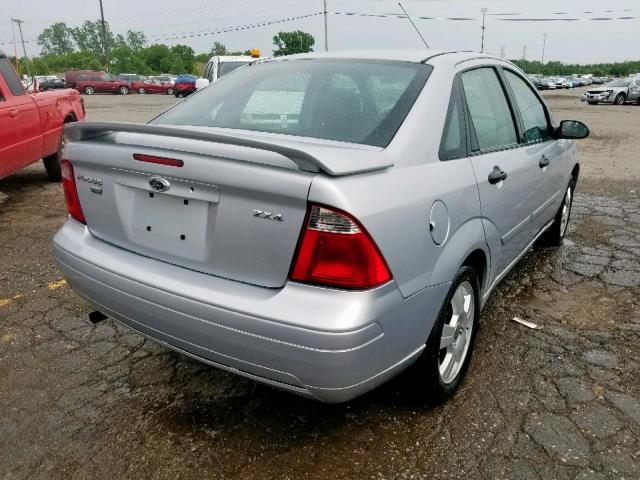 1FAHP34N56W217755 - 2006 FORD FOCUS ZX4 SILVER photo 4