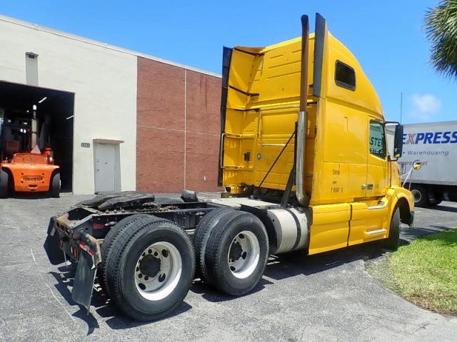 4V4NC9EJ6BN297336 - 2011 VOLVO VN VNL YELLOW photo 3