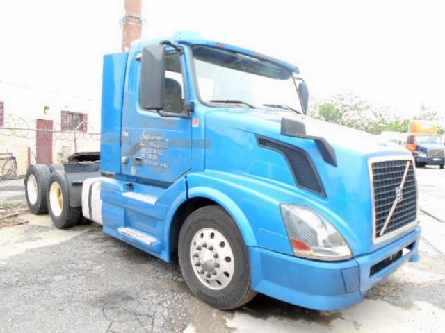 4V4NC9TG8DN132754 - 2013 VOLVO VN VNL BLUE photo 2