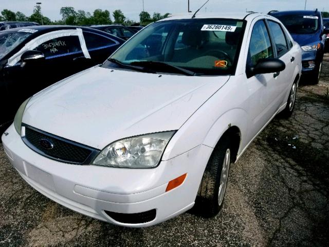 1FAHP34N37W294111 - 2007 FORD FOCUS ZX4 WHITE photo 2