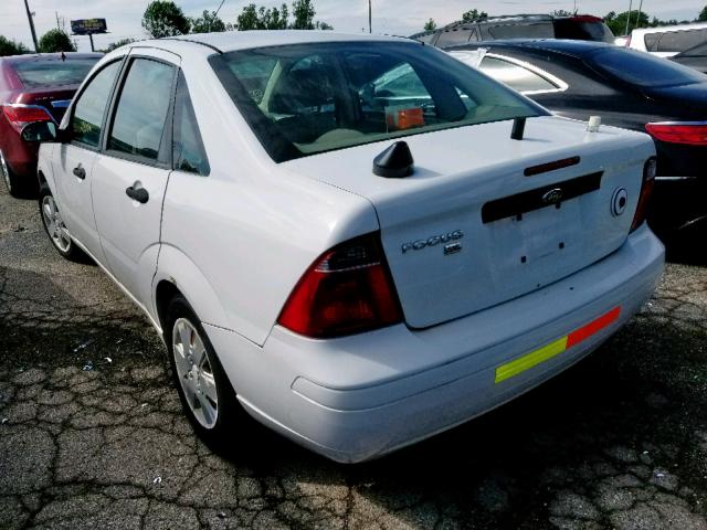 1FAHP34N37W294111 - 2007 FORD FOCUS ZX4 WHITE photo 3